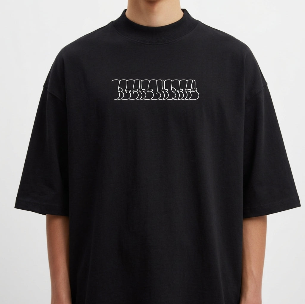 Camiseta com estampa frontal de texto estilizado distorcido e estampa traseira de ilustração angelical com espadas cruzadas e letras decorativas.