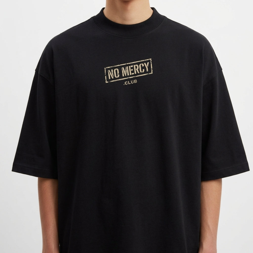 Camiseta com estampa frontal de logotipo retangular "NO MERCY CLUB" e estampa traseira de cobra enrugada com texto "STRIKE HARD NO MERCY" e caracteres orientais.