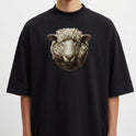 Camiseta com estampa frontal de uma cabeça detalhada de carneiro, mostrando traços realistas e expressão serena em foco central.