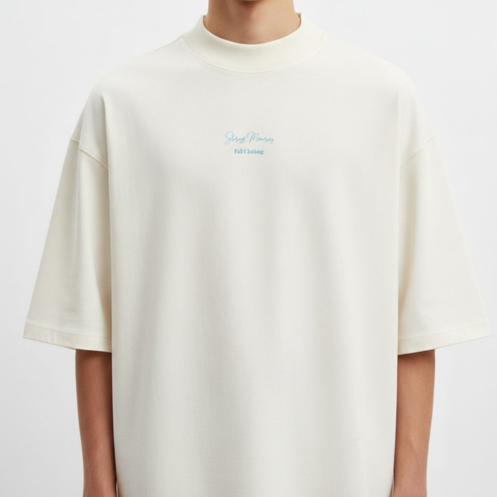 Camiseta com estampa frontal de texto pequeno "Sharing Memories, Full Clothing" e estampa traseira de menino segurando garrafa, com texto "Sharing Memories".