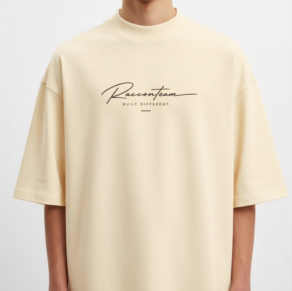 Camiseta com estampa frontal de lettering cursivo "Raceteam Built Different" e estampa traseira de iniciais sobrepostas em fonte de grande porte "RC TM".