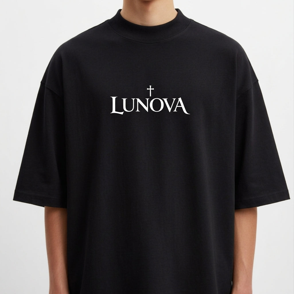 Camiseta com estampa frontal de texto "LUNOVA" acompanhado de uma cruz discreta e estampa traseira de rosto rodeado por uma coroa de espinhos detalhada.