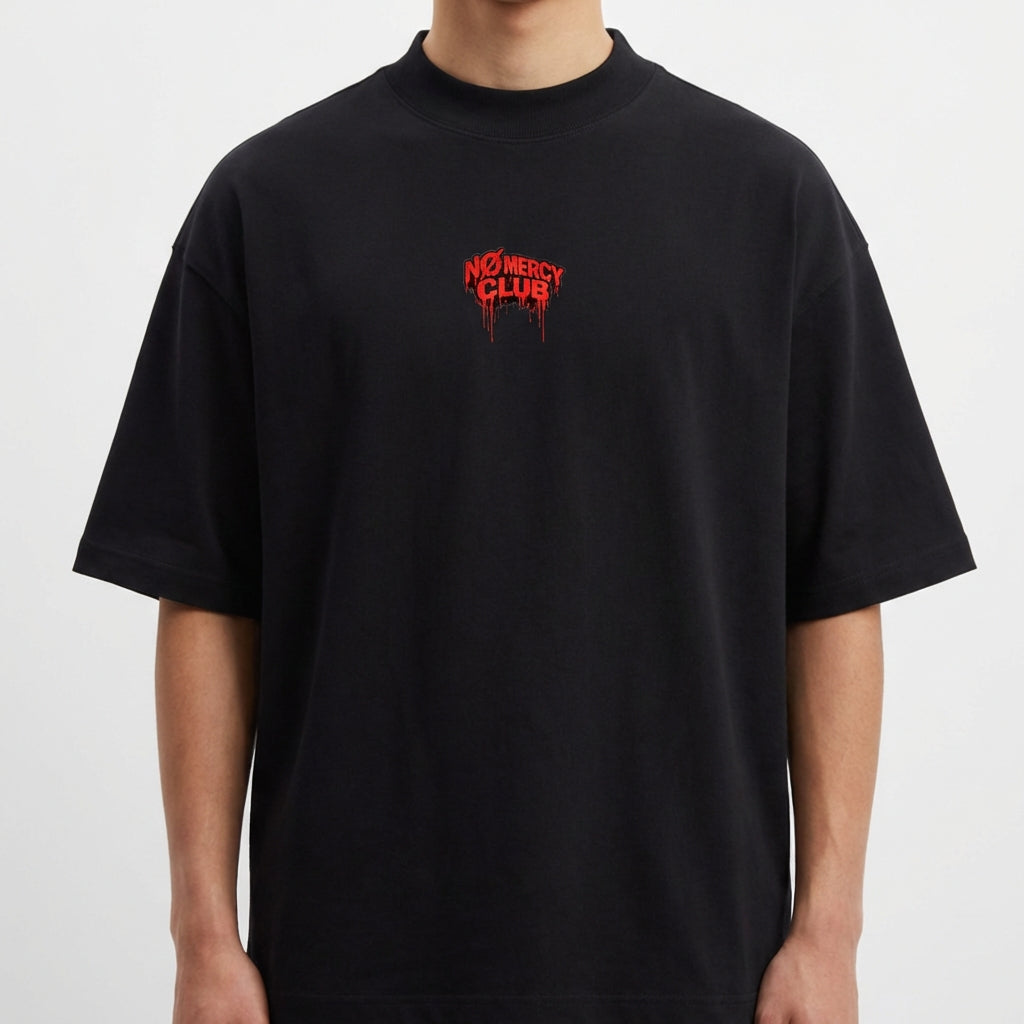 Camiseta com estampa frontal de "No Mercy Club" em estilo gotejante e estampa traseira de cobra desenhada com detalhes ousados em estilo gráfico.