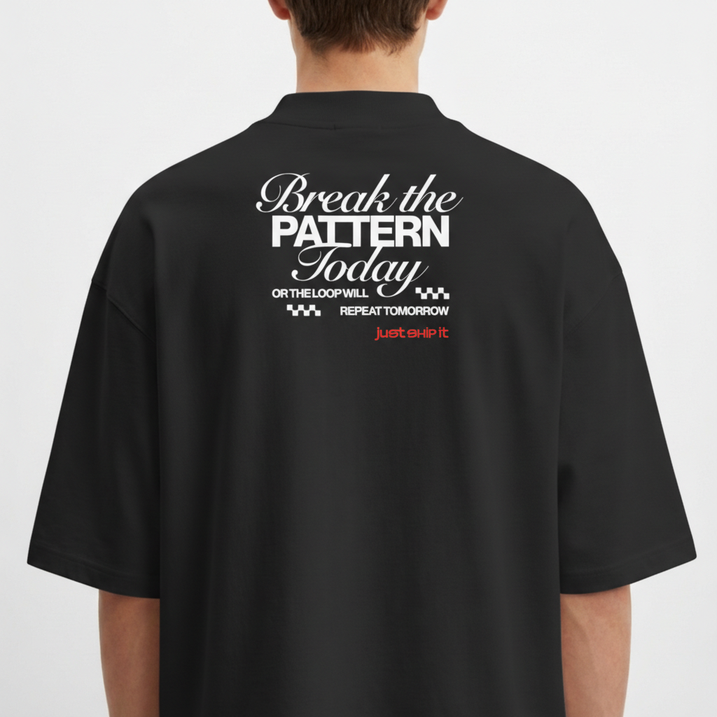 Camiseta com estampa frontal de texto estilizado "just ship it" e estampa traseira com frase inspiradora em letras grandes, junto a detalhes de padrão quadriculado.