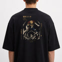 Camiseta com estampa frontal de símbolo estilizado minimalista e estampa traseira de personagem em pose dinâmica cercado por textos e gráficos detalhados.