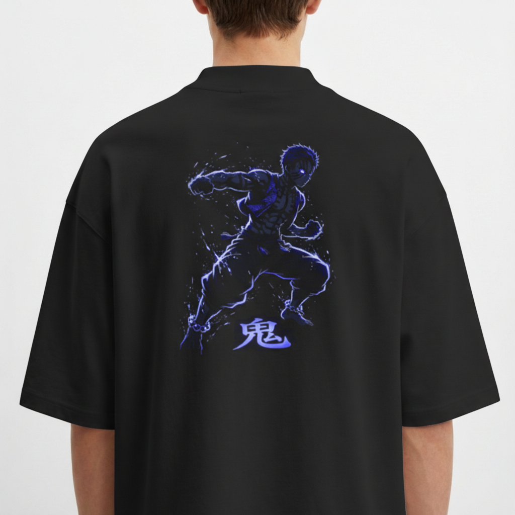 Camiseta com estampa frontal de floco de neve estilizado e estampa traseira de lutador em pose dinâmica com caracteres abaixo.