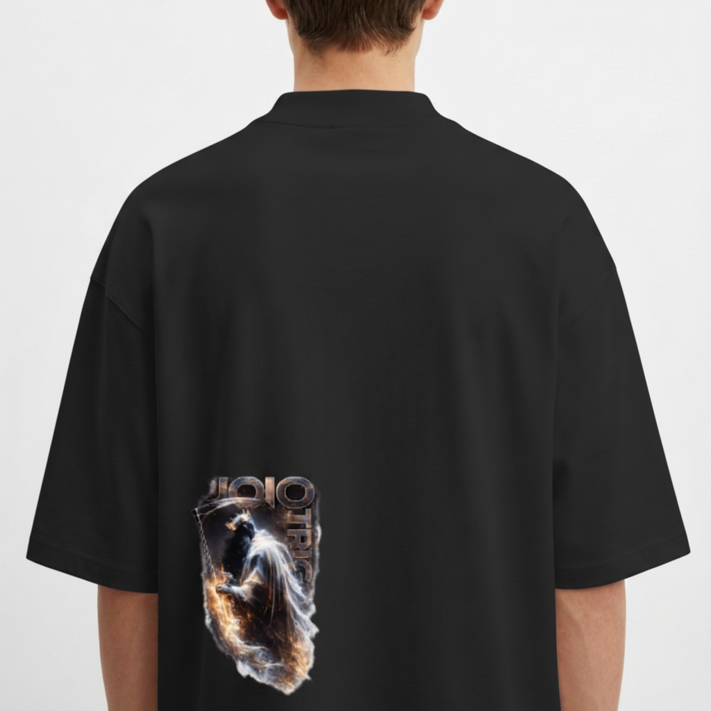 Camiseta com estampa frontal de coroa de espinhos detalhada e estampa traseira de figura angelical segurando uma espada, acompanhada de tipografia estilizada.