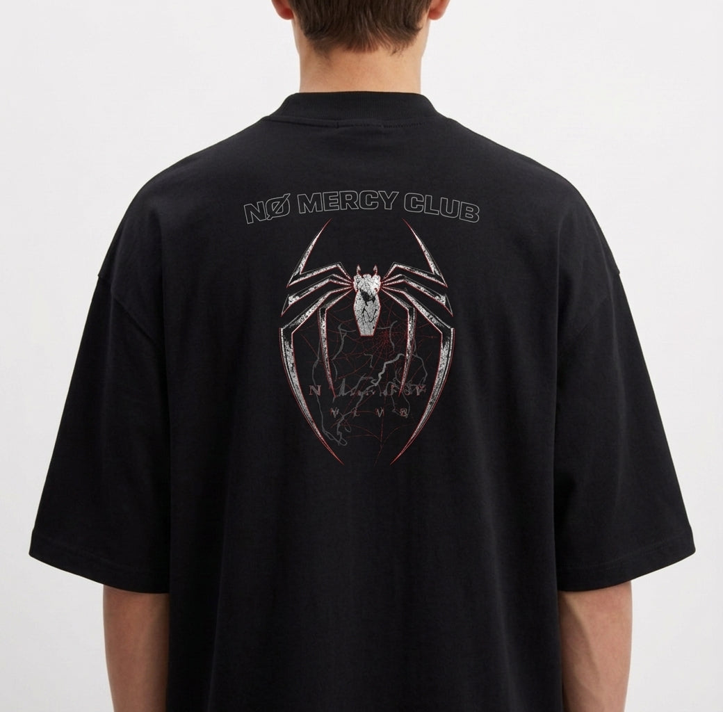 Camiseta com estampa frontal de texto "no mercy club" em estilo gótico e estampa traseira de aranha estilizada com texto superior "no mercy club".