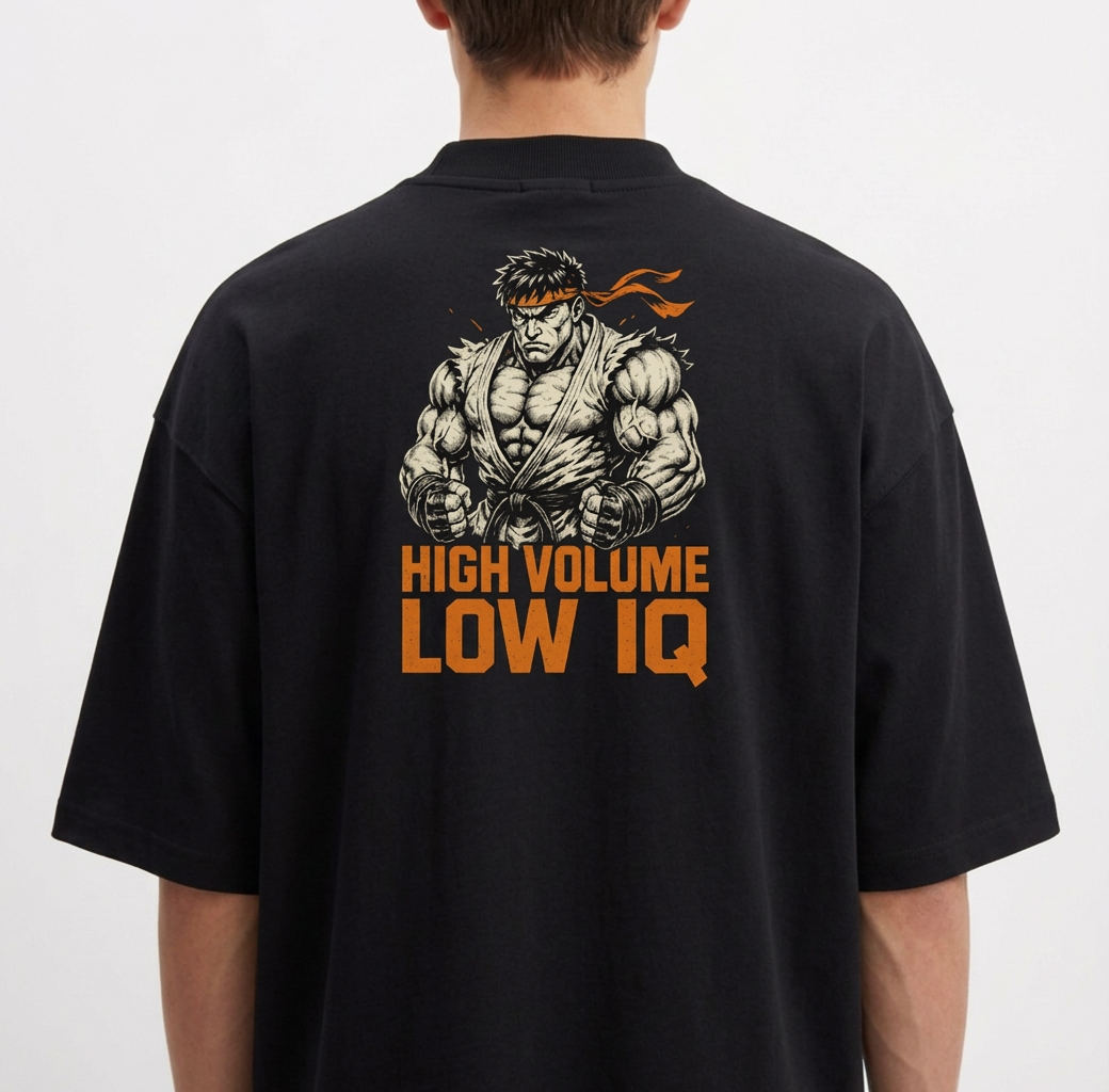 Camiseta com estampa frontal de pequeno desenho abstrato e estampa traseira de personagem musculoso com faixa na cabeça sobre texto expressivo "High Volume Low IQ".