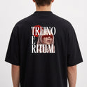 Camiseta com estampa frontal de texto pequeno "SIREN AURA" e estampa traseira de rosto feminino com lágrimas de sangue e texto "TREINO É RITUAL".