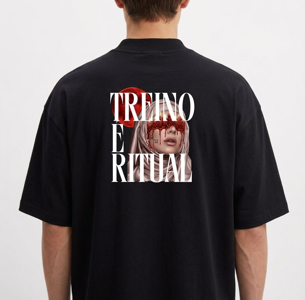 Camiseta com estampa frontal de texto pequeno "SIREN AURA" e estampa traseira de rosto feminino com lágrimas de sangue e texto "TREINO É RITUAL".