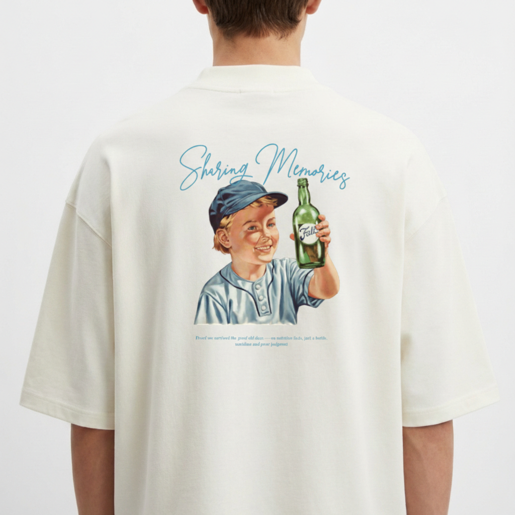 Camiseta com estampa frontal de texto pequeno "Sharing Memories, Full Clothing" e estampa traseira de menino segurando garrafa, com texto "Sharing Memories".
