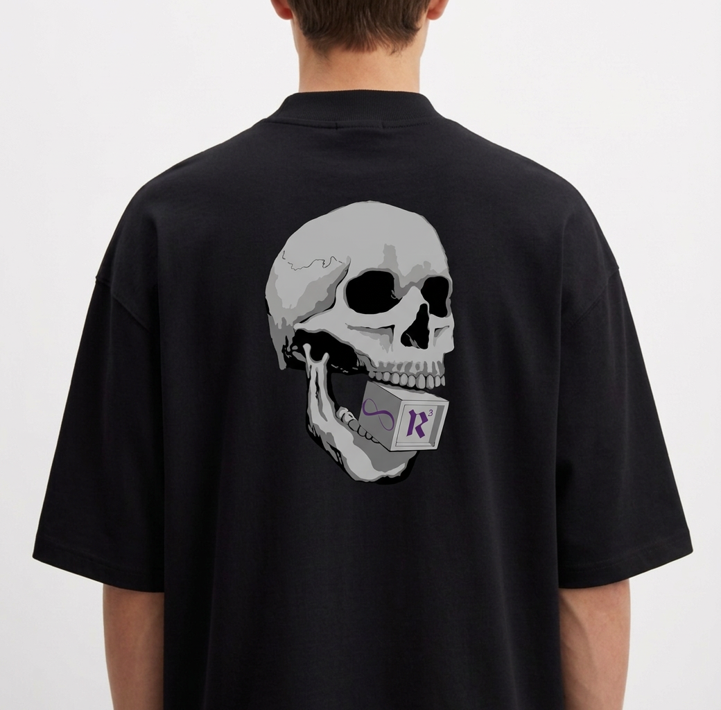 Camiseta com estampa frontal de letras estilizadas "Reais M.C. 4 anos" e estampa traseira de um crânio segurando uma placa com símbolo estilizado.
