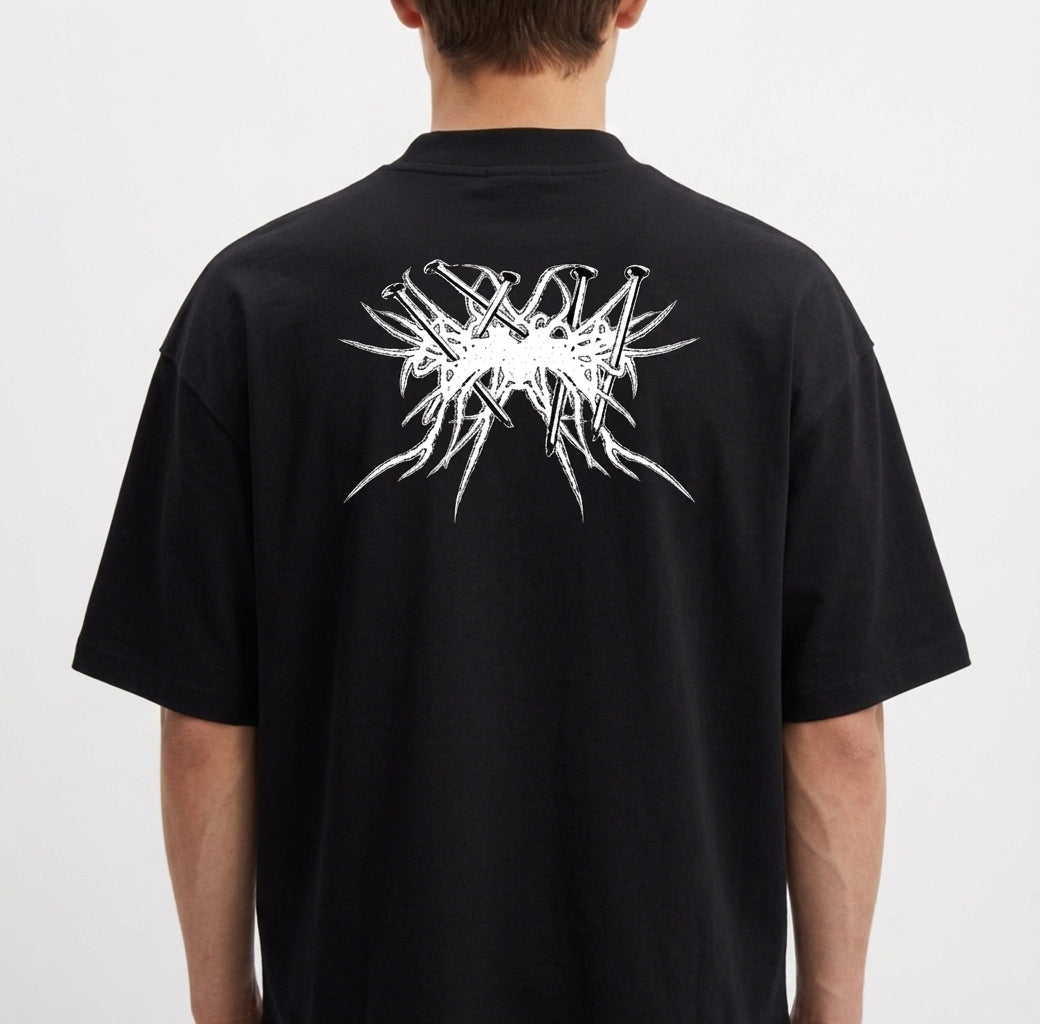 Camiseta com estampa frontal de "Pantano 3000" em letras estilizadas, e estampa traseira de design abstrato com elementos pontiagudos entrelaçados.