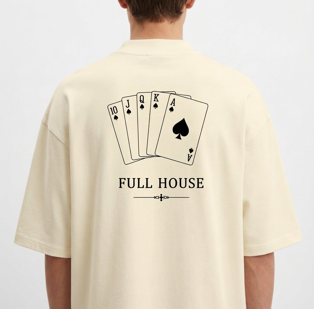 Camiseta com estampa frontal de letra "R" acompanhada de um símbolo de espadas e estampa traseira de cartas de baralho formando "Full House".