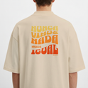 Camiseta com estampa frontal de texto "MIRACLES I BELIEVE" em fonte estilizada e traseira de texto "NUNCA VIMOS NADA IGUAL" com variação de cores e tamanhos.
