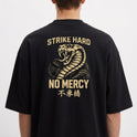 Camiseta com estampa frontal de logotipo retangular "NO MERCY CLUB" e estampa traseira de cobra enrugada com texto "STRIKE HARD NO MERCY" e caracteres orientais.