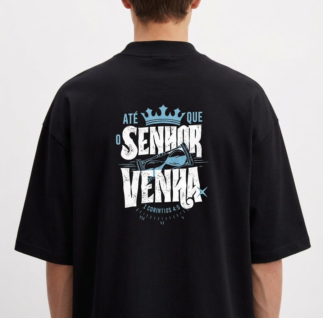 Camiseta com estampa frontal de texto cursivo "Verbo" e estampa traseira de coroa, montanhas, estrela e frases expressivas em texto impactante.