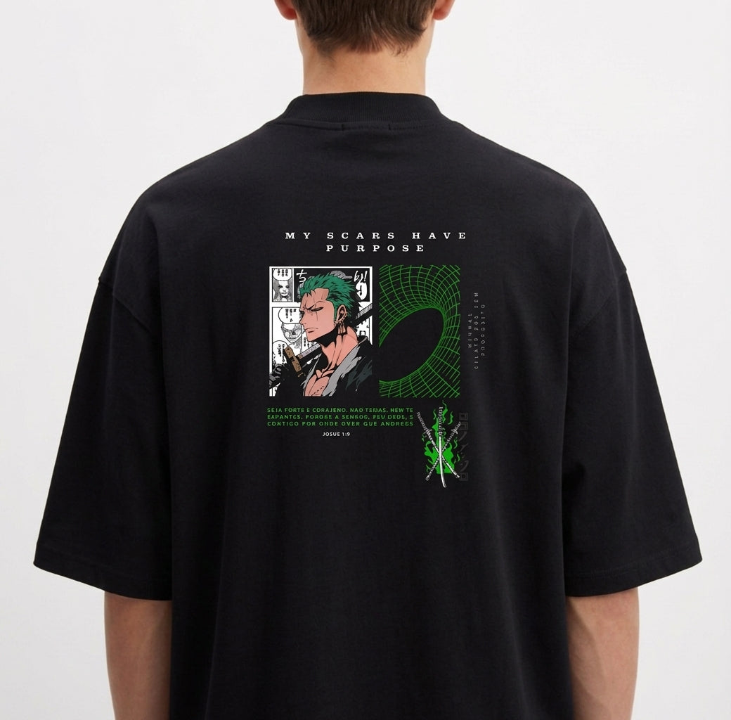 Camiseta com estampa frontal de pequeno logotipo estilizado e estampa traseira de personagem em quadrinhos com frase em destaque e elementos gráficos.