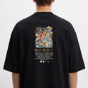 Camiseta com estampa frontal de símbolo com coroa e texto, e estampa traseira de carpa koi sob lua, cercada por águas e flores, com descrições.