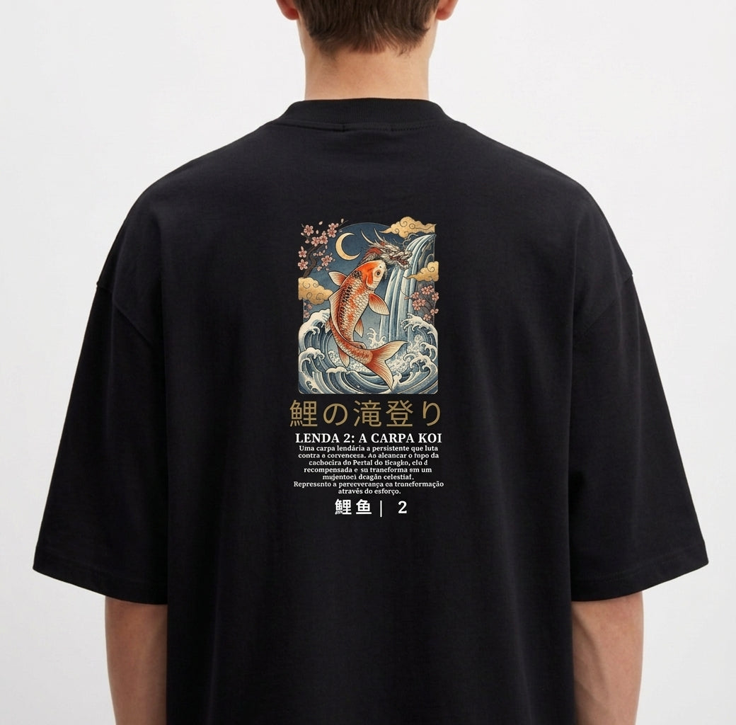 Camiseta com estampa frontal de símbolo com coroa e texto, e estampa traseira de carpa koi sob lua, cercada por águas e flores, com descrições.