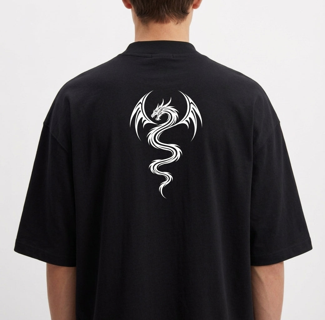 Camiseta com estampa frontal de assinatura estilizada delicada e estampa traseira de dragão tribal detalhado com asas curvas e cauda serpenteante.