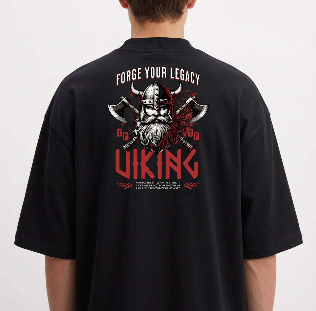 Camiseta com estampa frontal de pequeno símbolo gráfico e estampa traseira de figura viking com capacete e machados cruzados, acompanhada de inscrições temáticas.