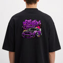 Camiseta com estampa frontal de coroa estilizada e estampa traseira de carro esportivo sob título "BMW Project" envolvido por efeitos dinâmicos e gráficos intensos.