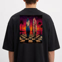 Camiseta com estampa frontal de símbolo minimalista e estampa traseira de pranchas de surfe em fundo de pôr do sol com palmeiras e chão xadrez.