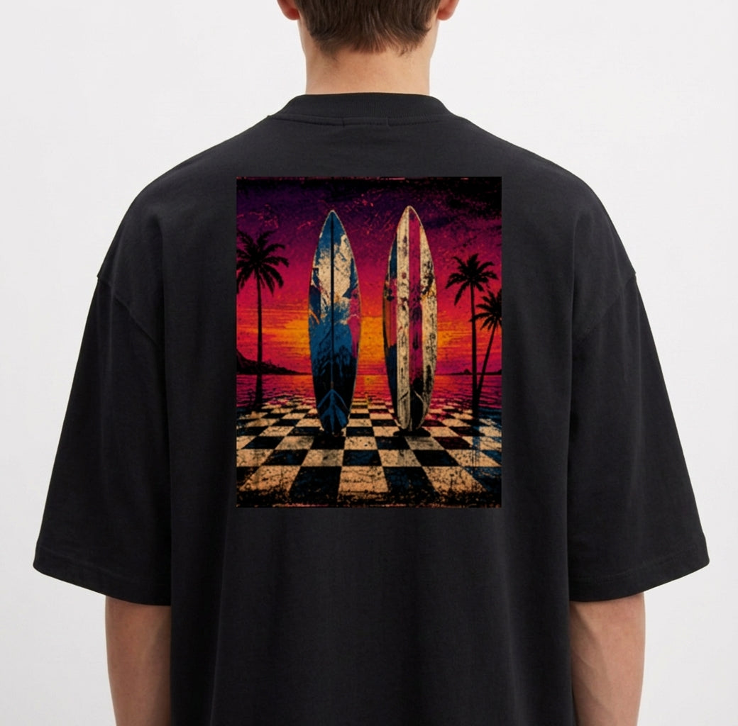 Camiseta com estampa frontal de símbolo minimalista e estampa traseira de pranchas de surfe em fundo de pôr do sol com palmeiras e chão xadrez.