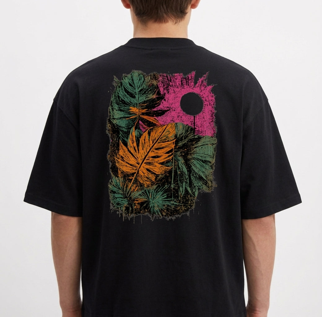 Camiseta com estampa frontal de pequeno logotipo minimalista e estampa traseira de folhas tropicais em diversas cores e círculo texturizado.