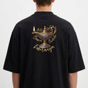 Camiseta com estampa frontal de lâmpada mágica detalhada e estampa traseira de a mesma lâmpada cercada por palavras em escrita cursiva elegante.