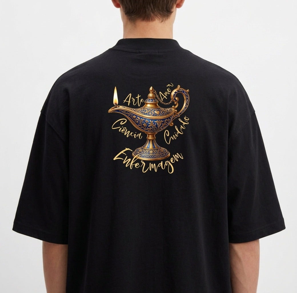 Camiseta com estampa frontal de lâmpada mágica detalhada e estampa traseira de a mesma lâmpada cercada por palavras em escrita cursiva elegante.