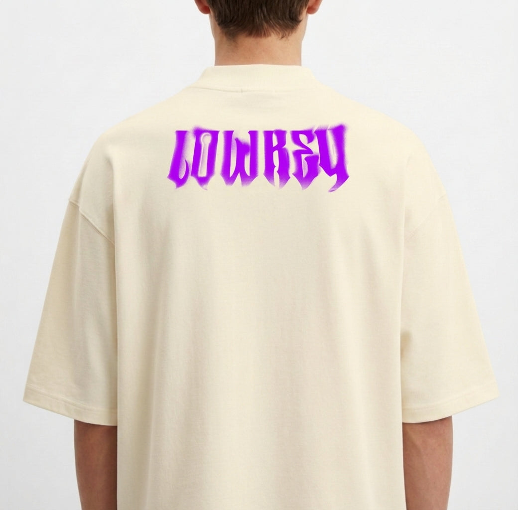 Camiseta com estampa frontal de duas mãos fazendo gesto de paz acima da palavra "LOWREY" e estampa traseira da palavra "LOWREY" em fonte estilizada.