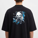 Camiseta com estampa frontal de tipografia estilizada "Lunova" e estampa traseira de panda guerreiro com espada e fundo splash detalhado.