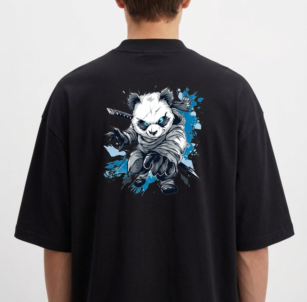 Camiseta com estampa frontal de tipografia estilizada "Lunova" e estampa traseira de panda guerreiro com espada e fundo splash detalhado.