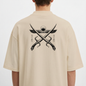 Camiseta com estampa frontal de "Seravia" estilizado e estampa traseira de espadas cruzadas sob asas abertas com símbolo circular no topo.