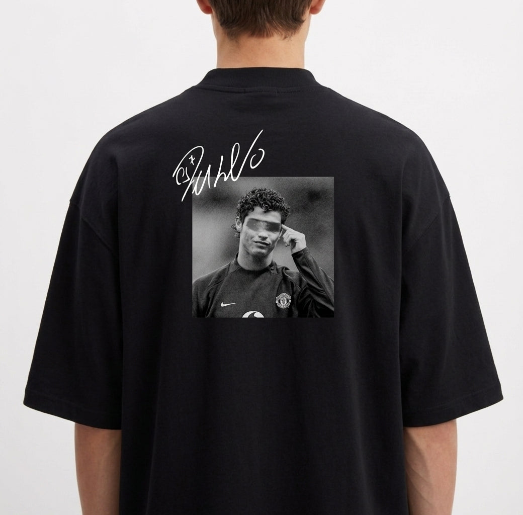 Camiseta com estampa traseira de fotografia em preto e branco de um jogador de futebol em campo, sobreposta por assinatura estilizada brilhante.