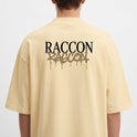 Camiseta com estampa frontal de palavra gotejante estilizada e estampa traseira de nome com tipografia imponente sobre texto escorrido similar.