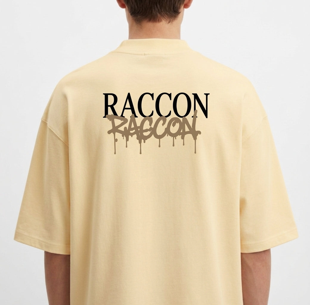 Camiseta com estampa frontal de palavra gotejante estilizada e estampa traseira de nome com tipografia imponente sobre texto escorrido similar.