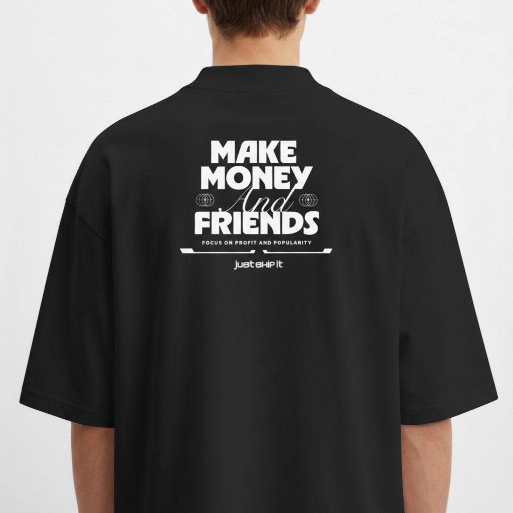 Camiseta com estampa frontal de "just ship it" e símbolo circular de ondas e estampa traseira de "MAKE MONEY AND FRIENDS" e "FOCUS ON PROFIT AND POPULARITY".