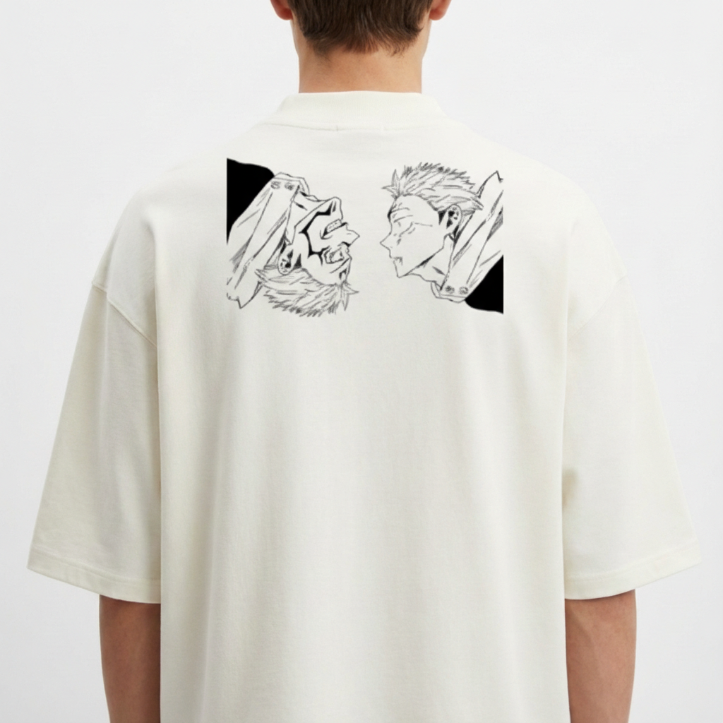 Camiseta com estampa frontal de caracteres estilizados e detalhe decorativo, e estampa traseira de dois rostos em perfil em estilo artístico.