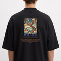 Camiseta com estampa frontal de coroa estilizada e texto "A Fênix Asiática (Fenghuang)" e estampa traseira de fênix entre nuvens e chamas sob a lua.