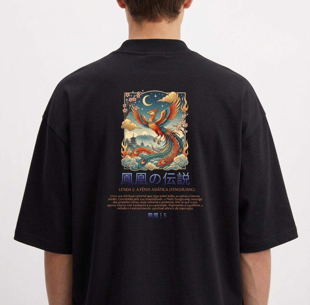 Camiseta com estampa frontal de coroa estilizada e texto "A Fênix Asiática (Fenghuang)" e estampa traseira de fênix entre nuvens e chamas sob a lua.