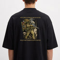 Camiseta com estampa frontal de brasão decorativo ao lado da palavra "LEGIO" e estampa traseira de soldado armado acompanhado de frase inspiradora acima e abaixo.