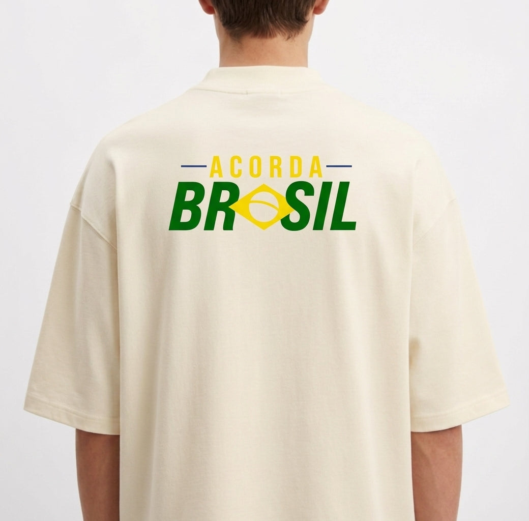 Camiseta com estampa frontal de texto "EXEOVER" e detalhe gráfico central, e estampa traseira de texto "ACORDA BRASIL" com símbolo gráfico integrado.