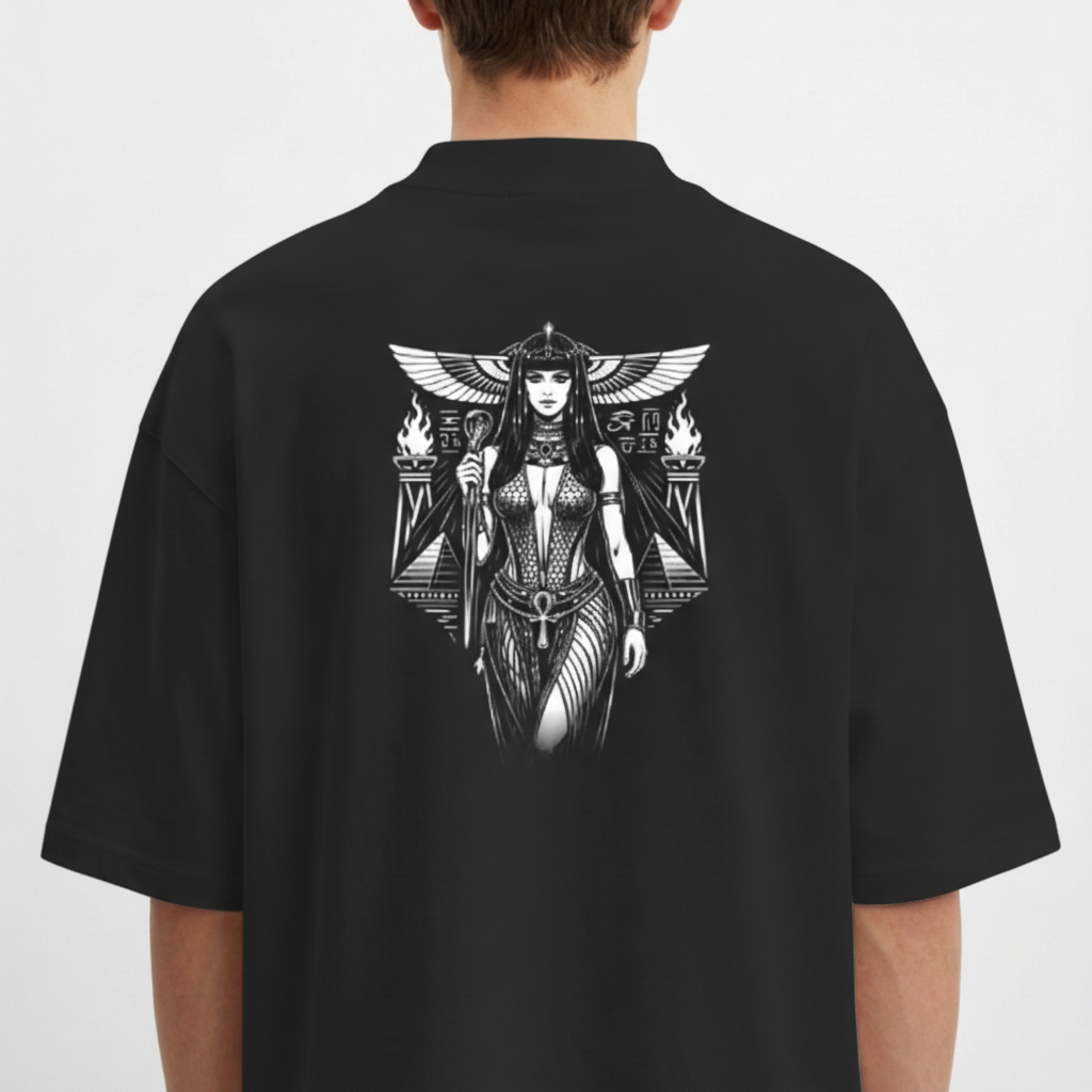 Camiseta com estampa frontal de logotipo estilizado "Seravia" e estampa traseira de figura feminina mística com elementos decorativos e chamas ao fundo.