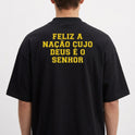 Camiseta com estampa frontal de bandeira estilizada com texto "SALMOS 33, 12" e estampa traseira com frase "FELIZ A NAÇÃO CUJO DEUS É O SENHOR".