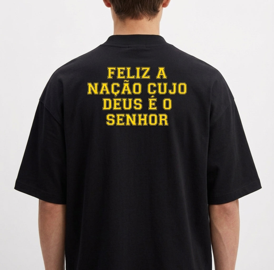 Camiseta com estampa frontal de bandeira estilizada com texto "SALMOS 33, 12" e estampa traseira com frase "FELIZ A NAÇÃO CUJO DEUS É O SENHOR".