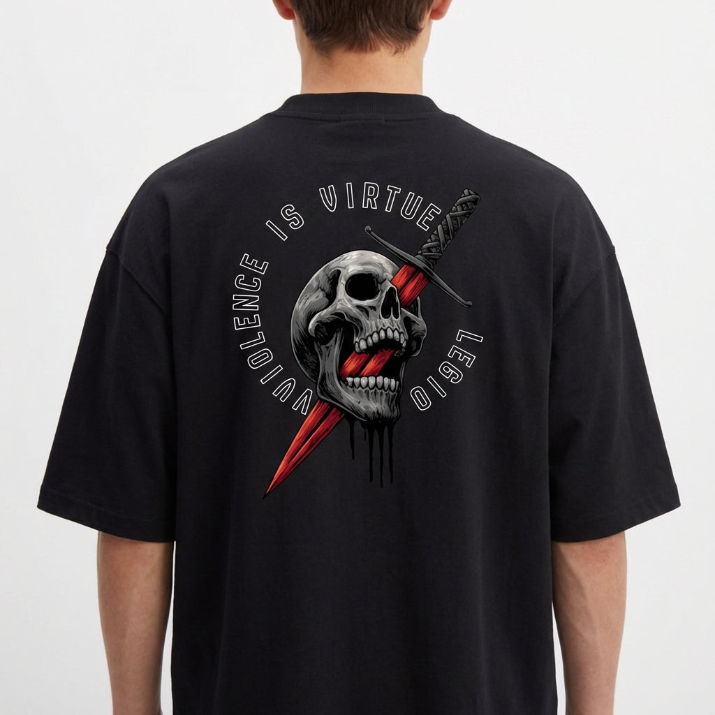 Camiseta com estampa frontal de "VIOLENCE IS VIRTUE LEGIO" em texto estilizado e estampa traseira de caveira atravessada por faca, texto ao redor.